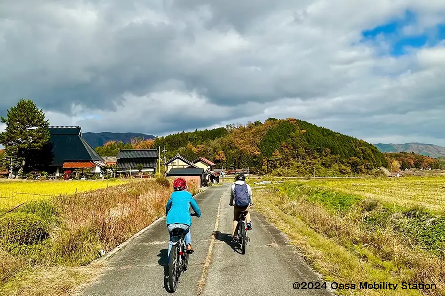 サイクリストと大朝地域の風景